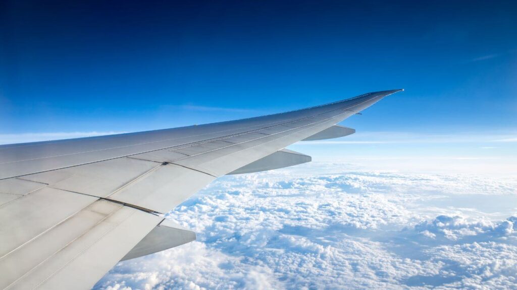 飛行機の窓から見える青空と雲