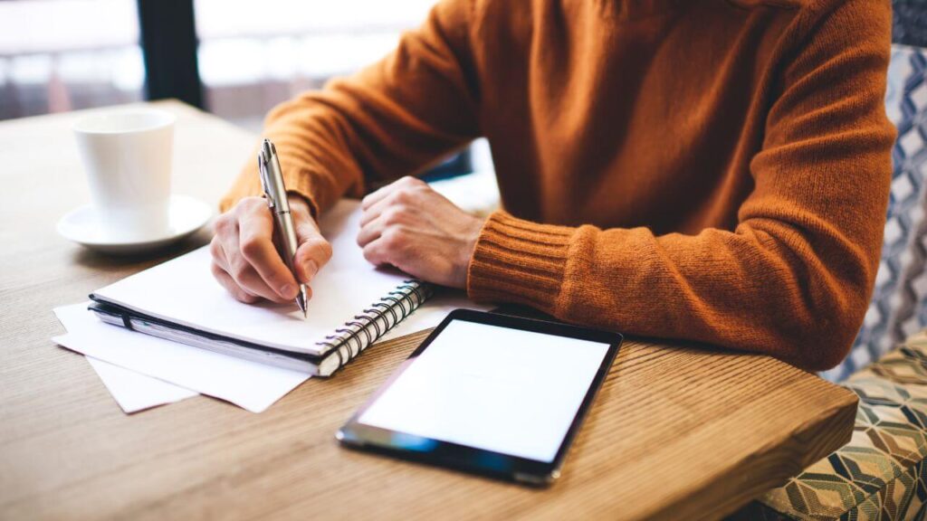 カフェで夢ノートを書いている人の手元